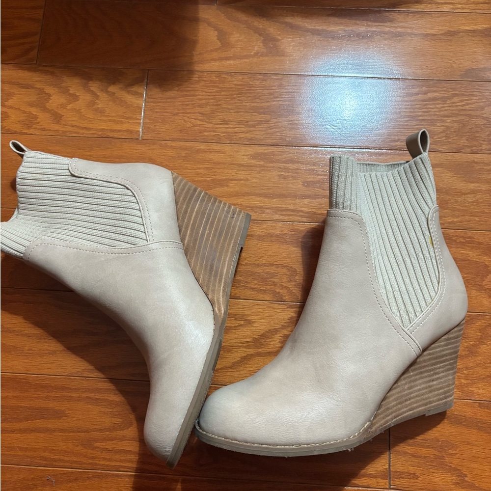 DV by Dolce Vita Cream Ankle Booties - Picture 2 of 4